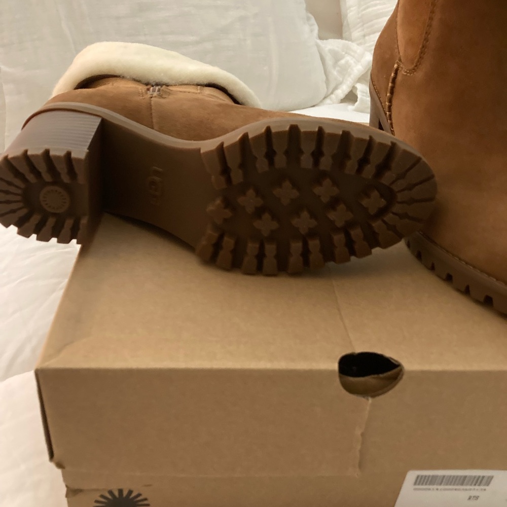 UGG Boots New in Box 7.5 - Picture 2 of 3